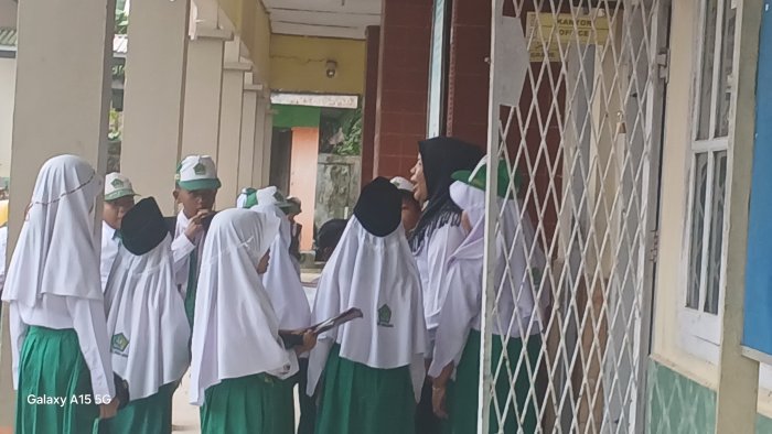 Wali Kelas 3A Bimbing Siswa Menjadi Petugas Upacara Wali Kelas 3A Bimbing Siswa Menjadi Petugas Upacara