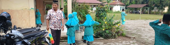 Siswa MIN 2 Muaro Jambi Lakukan Aksi Bersih Lingkungan Siswa MIN 2 Muaro Jambi Lakukan Aksi Bersih Lingkungan