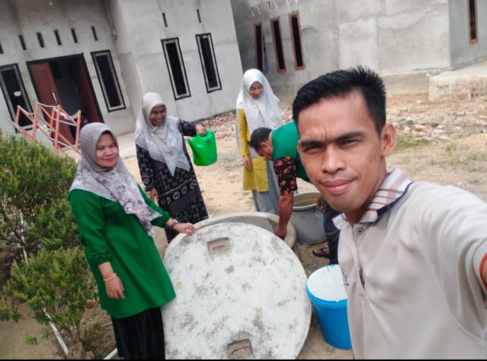 Guru Dan Staf MIN 2 Muaro Jambi Photo  Ambil Air untuk Kelas Baru