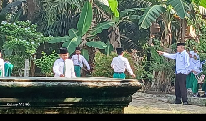 Kepala MIN 2 Muaro Jambi Beri Arahan Jelang Ujian TKA Kepala MIN 2 Muaro Jambi Beri Arahan Jelang Ujian TKA