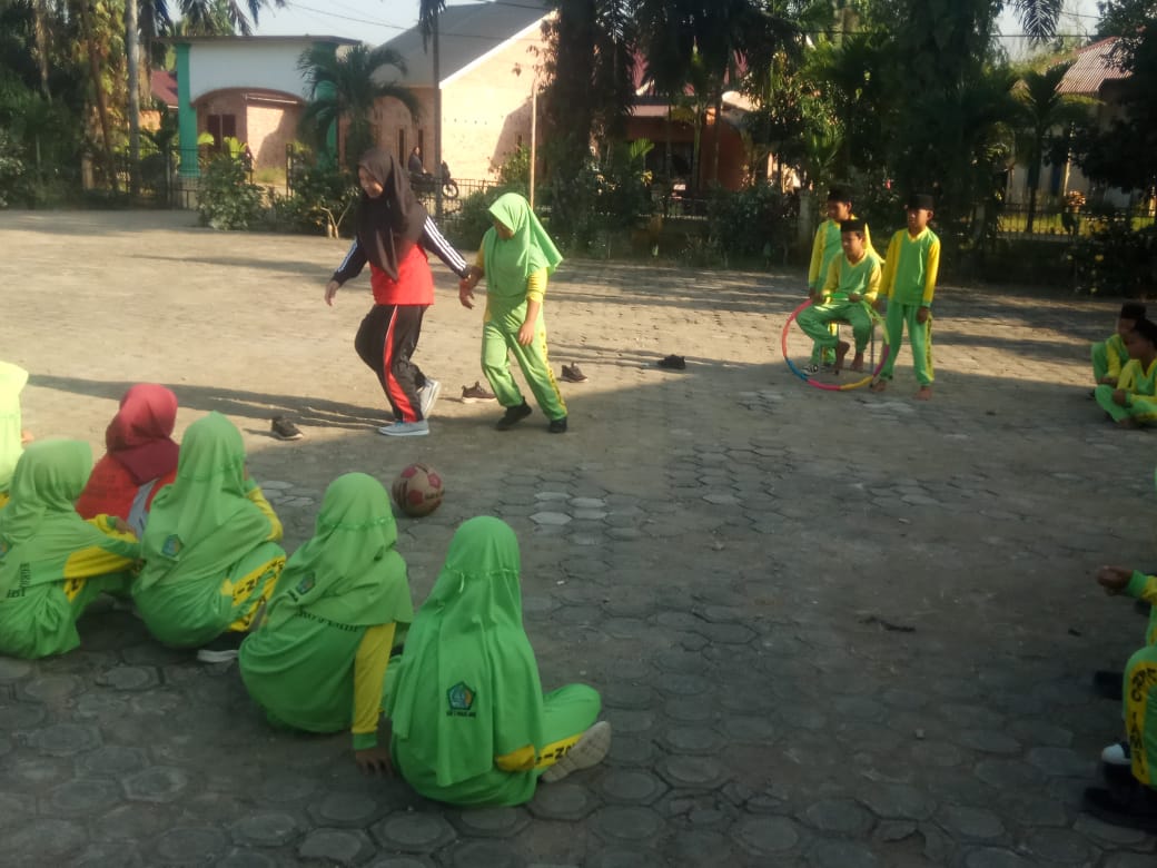 MIN 2 MUARO JAMBI;MENENDANG BOLA KEGAWANG SIMPAI MIN 2 MUARO JAMBI;MENENDANG BOLA KEGAWANG SIMPAI