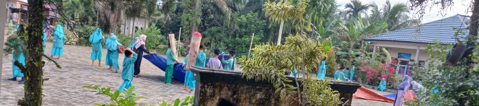 Siswa MIN 2 Muaro Jambi Gelar Gotong Royong Bersih Sekolah