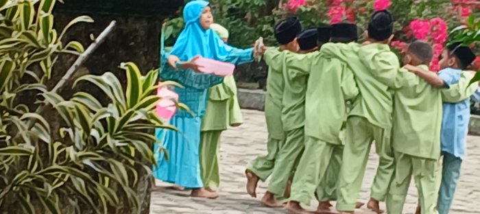 Permainan Luar Ruangan di MIN 2 Muaro Jambi Perkuat Kebersamaan Siswa Permainan Luar Ruangan di MIN 2 Muaro Jambi Perkuat Kebersamaan Siswa