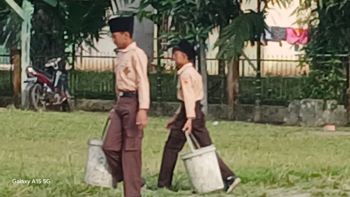 Siswa MIN 2 Muaro Jambi Gelar Patroli Kebersihan Sekolah
