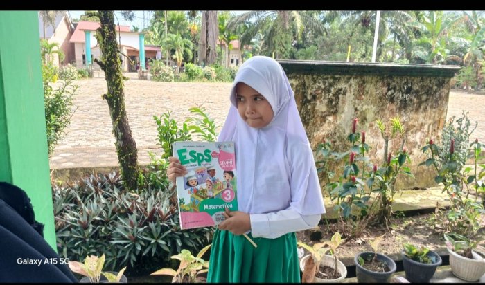 Siswa MIN 2 Muaro Jambi Tunjukkan Buku Pelajaran Siswa MIN 2 Muaro Jambi Tunjukkan Buku Pelajaran