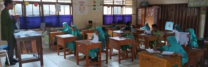 Mustar Awasi Ujian Hari Kelima di MIN 2 Muaro Jambi