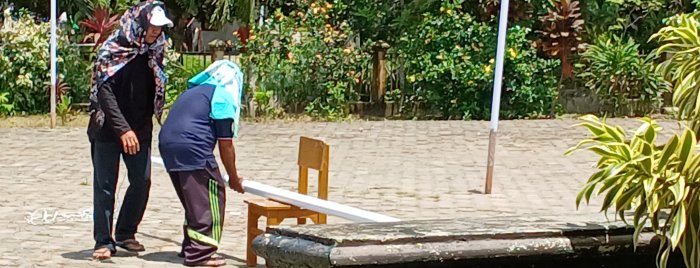 Hamdi dan Zamroni Cat Fasilitas Olahraga di MIN 2 Muaro Jambi