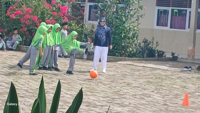 Wali Kelas 2A MIN 2 Muaro Jambi Adakan Belajar di Luar Ruangan