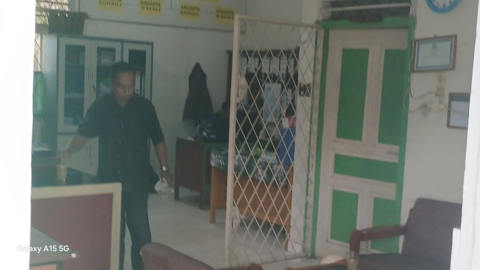 Staf Dan Operator MIN 2 Muaro Jambi Bersihkan Ruang Kepala Madrasah